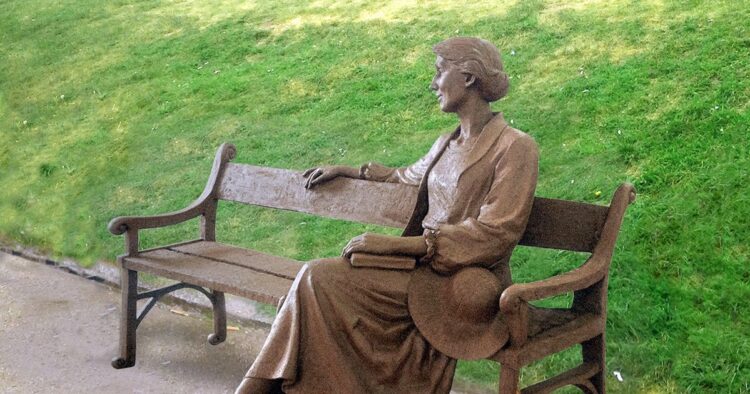 Controversia por la estatua de Virginia Woolf frente a un río