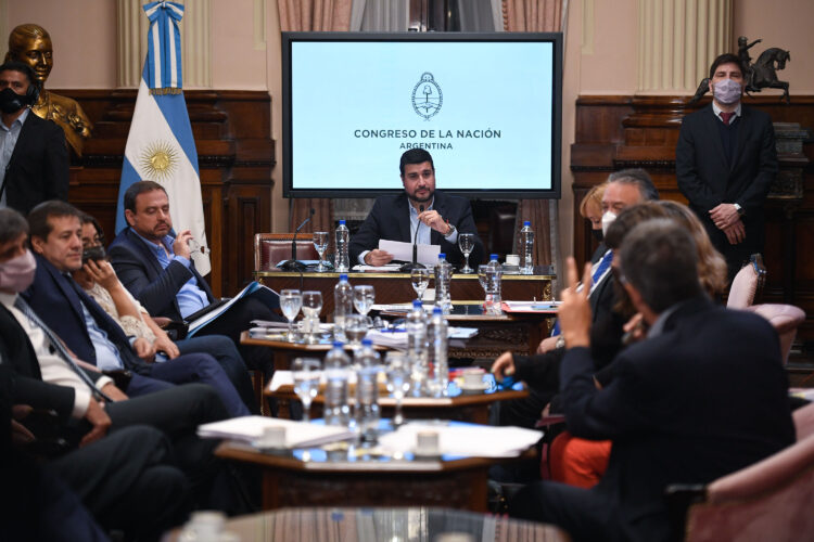 Respaldan un conjunto de decretos sin la presencia de la oposición