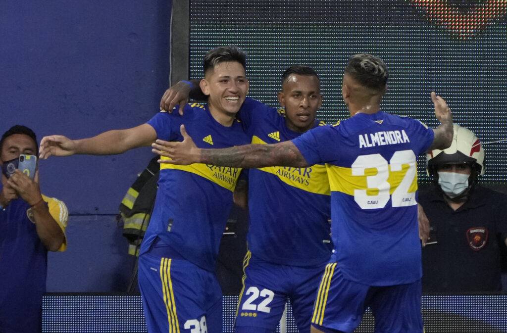 Boca venció a Sarmiento y sigue en zona de Libertadores