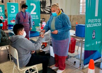 Las cuatro razones para inmunizar a los niños, niñas y adolescentes según la Sociedad de Pediatría