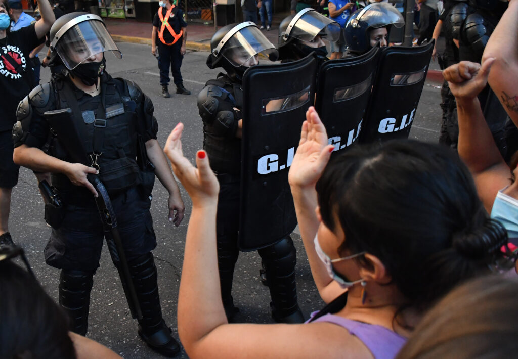 Una mujer herida y un detenido, el saldo de una movilización con fuerte presencia policial