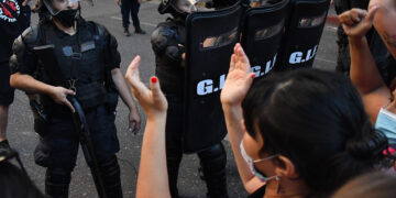 Una mujer herida y un detenido, el saldo de una movilización con fuerte presencia policial