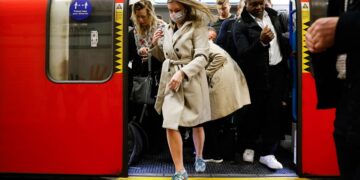 La variante Ómicron se expande a más países europeos