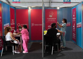 El Gobierno insta a completar esquemas de vacunación ante la aparición de la variante Omicron