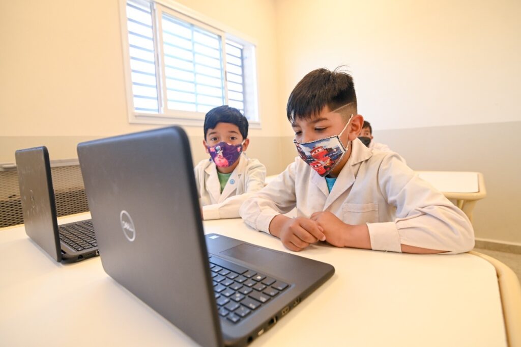 32 escuelas tendrán enseñanza de inglés, robótica y programación para el 2022