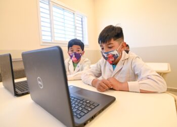 32 escuelas tendrán enseñanza de inglés, robótica y programación para el 2022