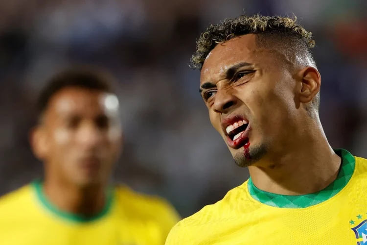 La Conmebol suspendió a los árbitros de Argentina - Brasil por no expulsar a Otamendi