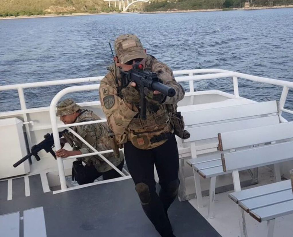 Con un gran operativo, el Ejército realizó un simulacro en el Lago San Roque