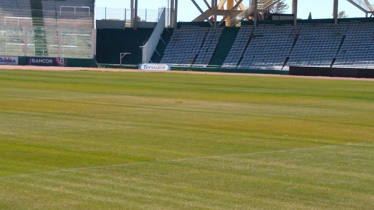 Se decoloró el césped del campo de juego del estadio Kempes