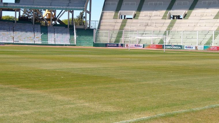 Se decoloró el césped del campo de juego del estadio Kempes