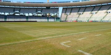 Se decoloró el césped del campo de juego del estadio Kempes