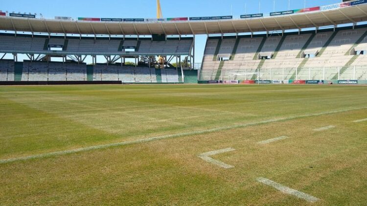Se decoloró el césped del campo de juego del estadio Kempes