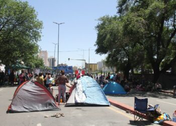 Continúa el acampe de organizaciones sociales frente a Casa de Gobierno