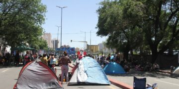 Continúa el acampe de organizaciones sociales frente a Casa de Gobierno