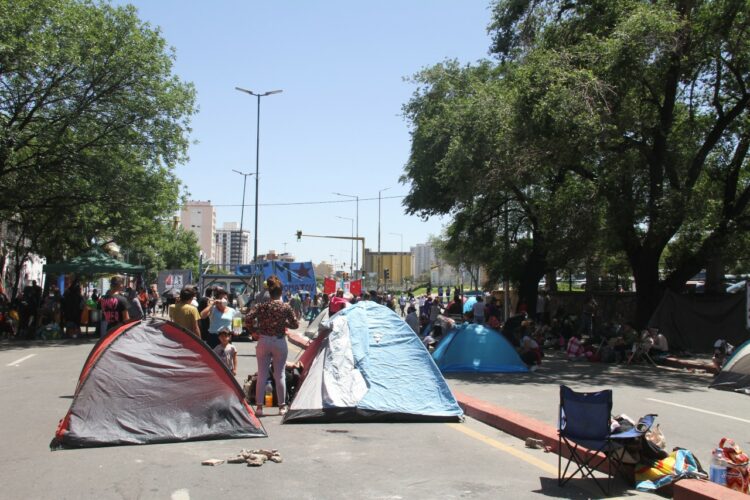 Continúa el acampe de organizaciones sociales frente a Casa de Gobierno