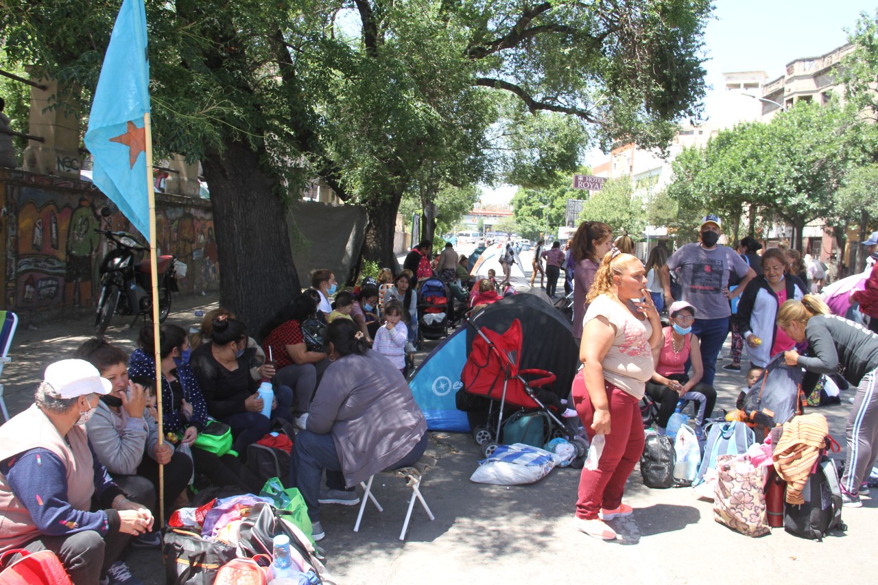 Continúa el acampe de organizaciones sociales frente a Casa de Gobierno