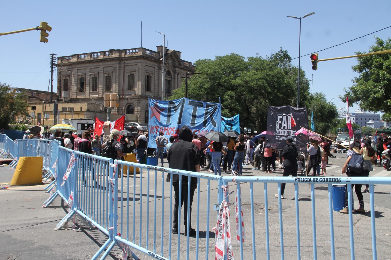 Continúa el acampe de organizaciones sociales frente a Casa de Gobierno