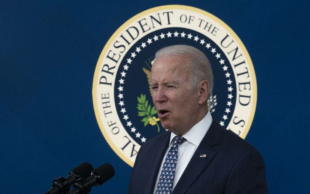 Biden busca frenar los aumentos de precio del petróleo