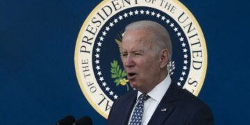 Biden busca frenar los aumentos de precio del petróleo
