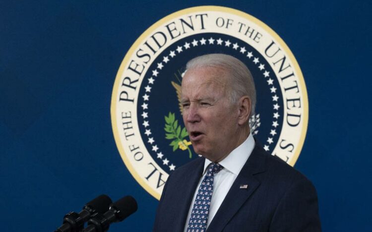 Biden busca frenar los aumentos de precio del petróleo