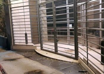 Un grupo de encapuchados atacó con bombas molotov el edificio del diario Clarín