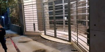 Un grupo de encapuchados atacó con bombas molotov el edificio del diario Clarín