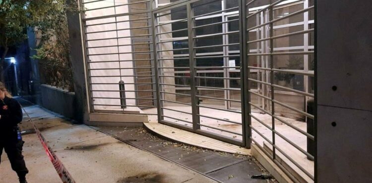 Un grupo de encapuchados atacó con bombas molotov el edificio del diario Clarín Un grupo de encapuchados atacó con bombas molotov el edificio del diario Clarín