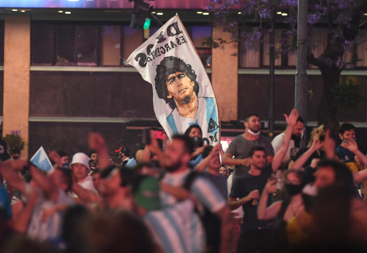 Telam, Ciudad de Buenos Aires, 25 de noviembre de 2020: Miles de seguidores de Diego Maradona se citaron en el Obelisco para despedirlo luego del fallecimiento por un paro cardiorespiratorio.  
Foto: Ramiro Gómez/amb/Telam