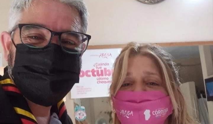 Un hombre donó toda su cabellera para confeccionar pelucas oncológicas Miguel y Sandra, la peluquera que lo ayudó en su gesto solidario