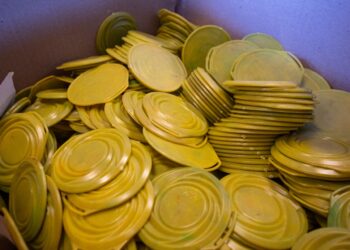 Transforman tapitas plásticas en las medallas que se entregarán en la maratón CBA 42K