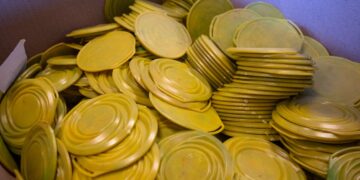 Transforman tapitas plásticas en las medallas que se entregarán en la maratón CBA 42K