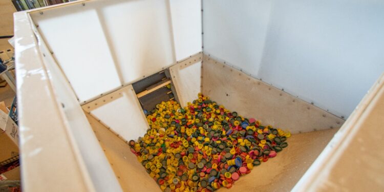 Transforman tapitas plásticas en las medallas que se entregarán en la maratón CBA 42K