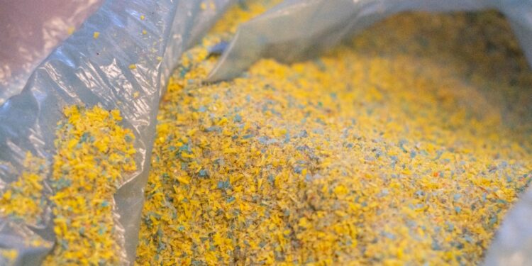 Transforman tapitas plásticas en las medallas que se entregarán en la maratón CBA 42K