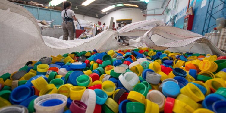 Transforman tapitas plásticas en las medallas que se entregarán en la maratón CBA 42K