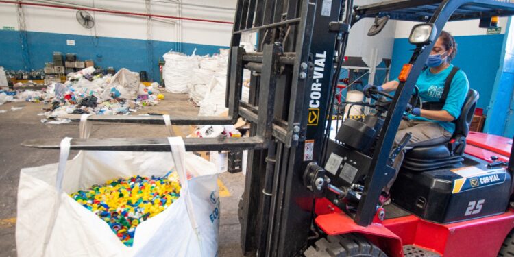 Transforman tapitas plásticas en las medallas que se entregarán en la maratón CBA 42K