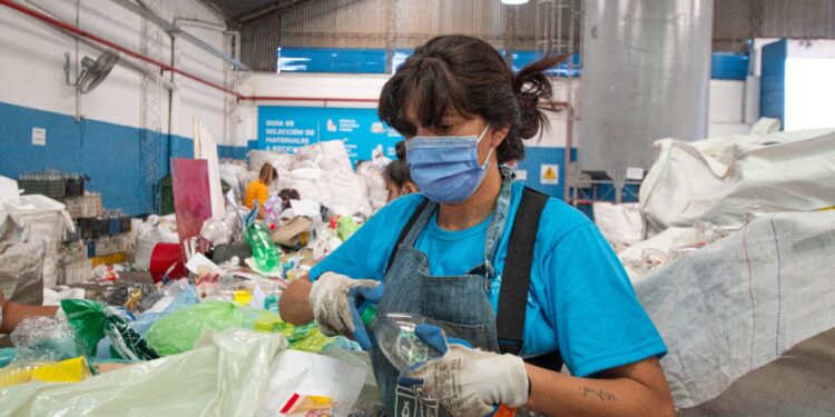 Transforman tapitas plásticas en las medallas que se entregarán en la maratón CBA 42K