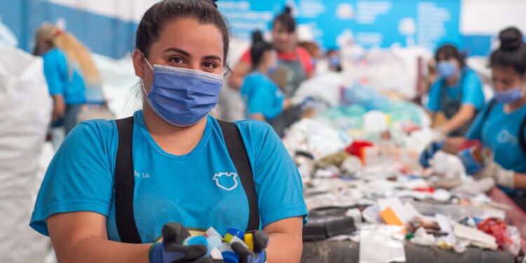 Transforman tapitas plásticas en las medallas que se entregarán en la maratón CBA 42K