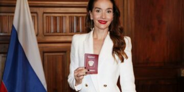 Natalia Oreiro y su hijo recibieron el pasaporte ruso