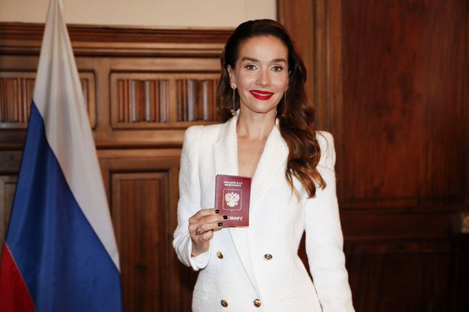 Natalia Oreiro y su hijo recibieron el pasaporte ruso