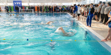 Una pileta municipal prohíbe a las mujeres usar malla enteriza blanca
