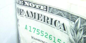 Los saltos electorales del dólar