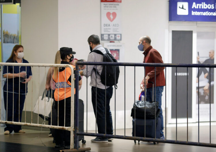 NOTICIAS ARGENTINAS BAIERS MARZO 
27: Pasajeros provenientes de 
Brasil, México y Chile aguardan 
para realizar hisopados en el 
aeropuerto de Ezeiza. 
Foto NA