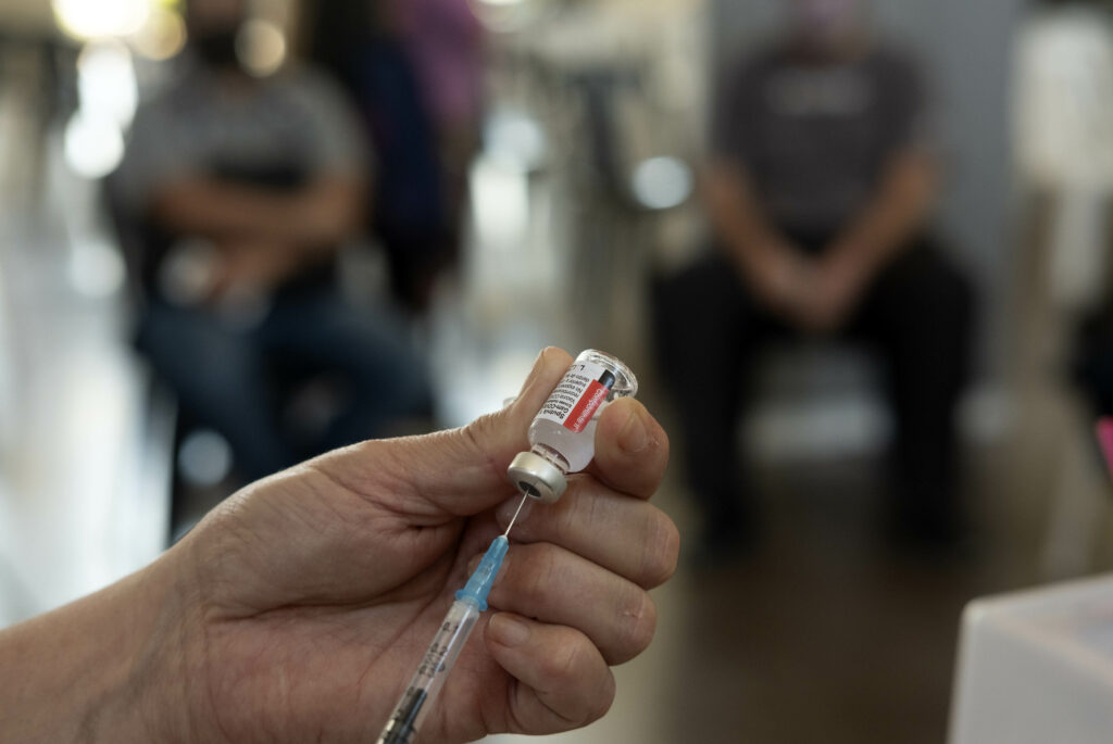 Aplicarán una tercera dosis al personal de salud y mayores de 70 años