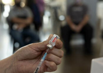 Aplicarán una tercera dosis al personal de salud y mayores de 70 años