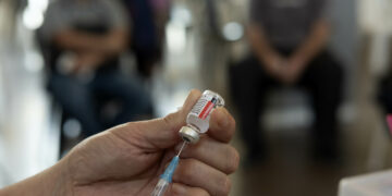 Aplicarán una tercera dosis al personal de salud y mayores de 70 años