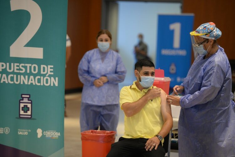 Desde el viernes, colocarán dosis de refuerzos para el personal de salud y mayores de 70 años