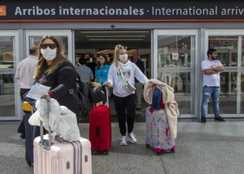 El Central limita la venta de pasajes y servicios de turismo al exterior en cuotas