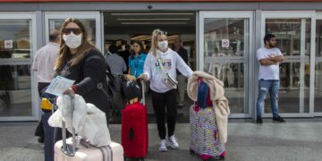 El Central limita la venta de pasajes y servicios de turismo al exterior en cuotas