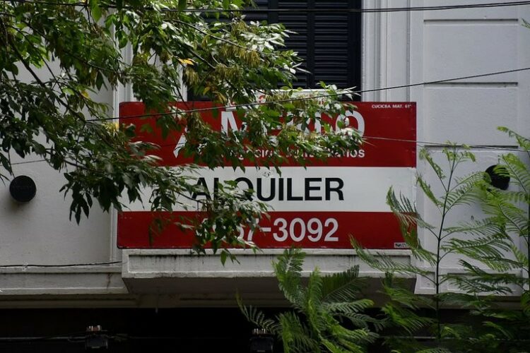 Proponen avanzar en una normativa que exija el pago de la comisión inmobiliaria a cargo de los propietarios