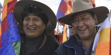 Multitudinaria marcha en apoyo a Arce